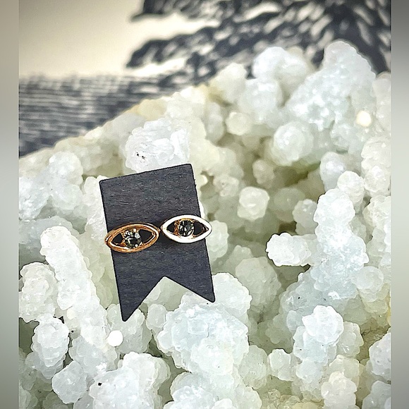 🖤 Magic Eye Post Earrings 🖤 Golden Metal with Blue Grey Glass ✨👁️👁️✨ - Picture 4 of 4